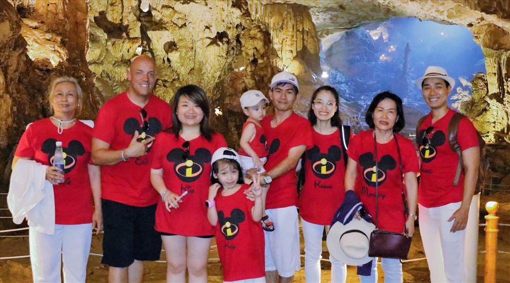 Gia đình Nguyên Khang mặc áo mickey vô cùng đáng yêu.