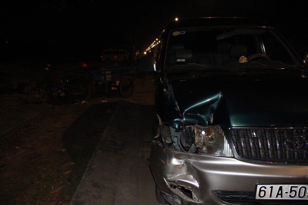 Xe ô tô liên quan đến vụ tai nạn bị móp méo nhẹ phía bên phải.