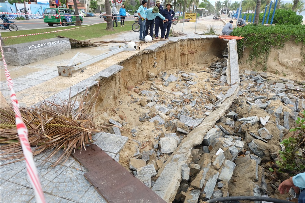 Tối 21.10, sau trận mưa lớn, tại khu vực bờ biển Mỹ Khê (đoạn sát cống xả Mỹ An) phường Mỹ An, quận Ngũ Hành Sơn, TP Đà Nẵng đã bị sạt lở nghiêm trọng.