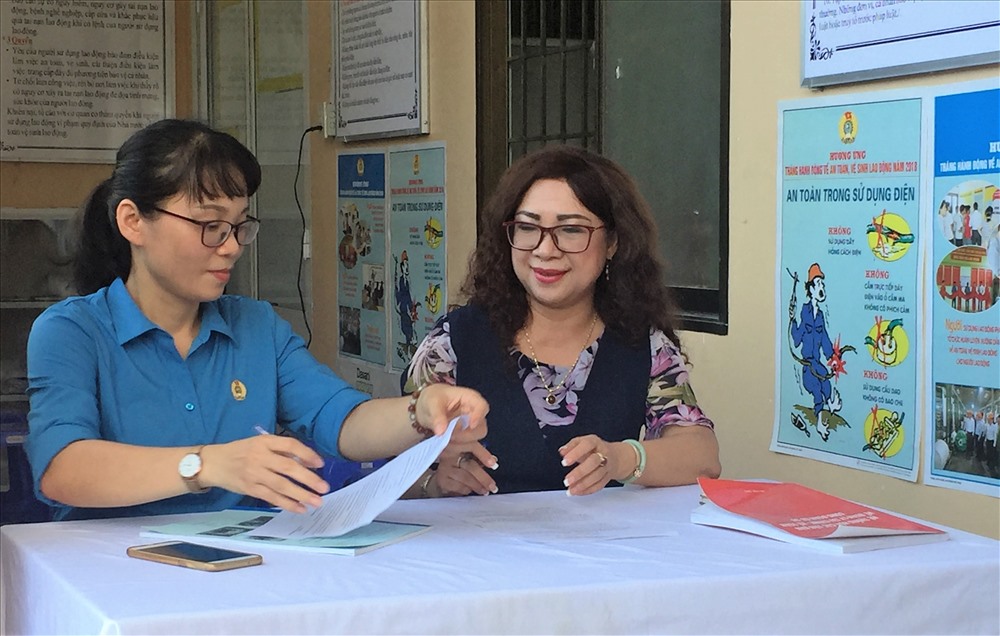 Phó Chủ tịch LĐLĐ Bình Định Lê Thị Tuyết Trinh và lãnh đạo Cty CP Thủy sản Bình Định ký biên bản bàn giao
