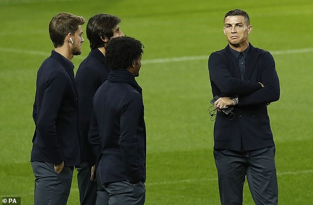 Ronaldo (phải) ghé thăm sân Old Trafford vào thời điểm 1 ngày trước trận đấu với đội chủ nhà. Ảnh: PA.