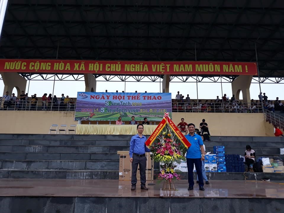 Chủ tịch CĐ các KCN tỉnh Thái Nguyên Dương Văn Thái (phải) tặng hoa chúc mừng CĐ Cty SSNewtech Vina.