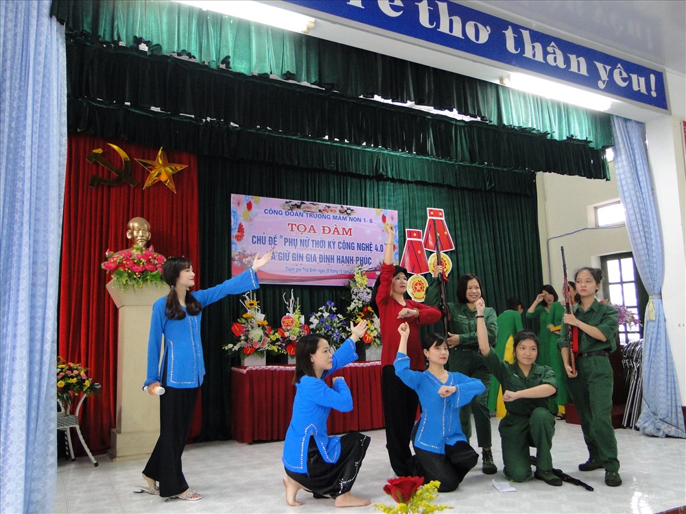 Tiết mục văn nghệ do các cô giáo Trường Mầm non 1-6 TP. Thái Bình biểu diễn. 