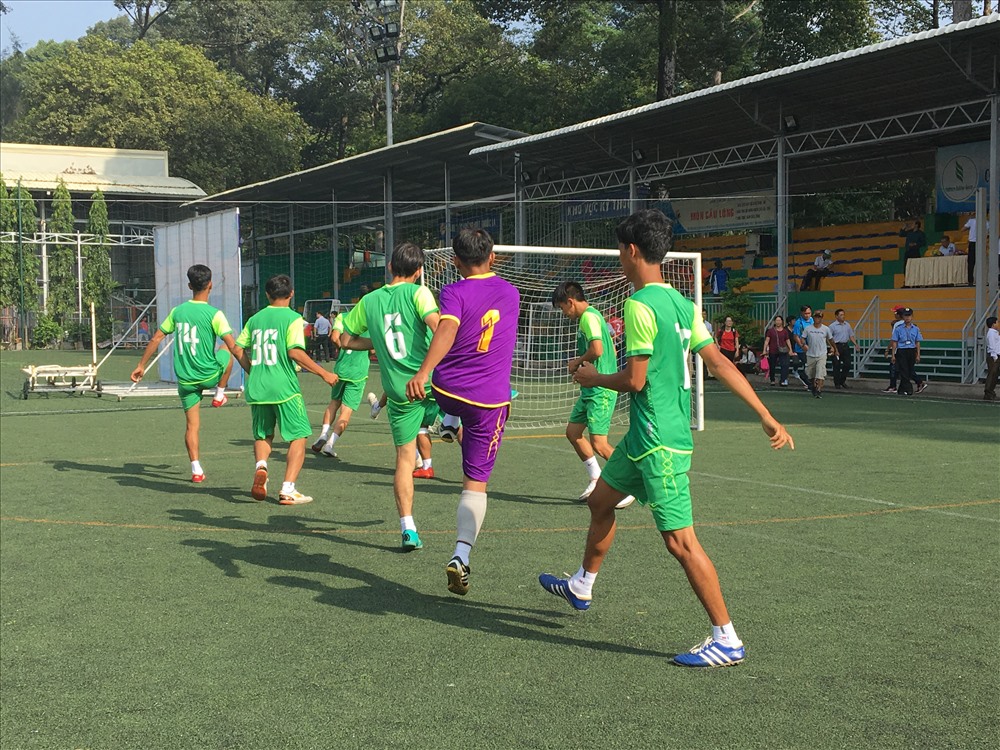 Đội bóng Cao su Đồng Phú đang tập luyện để chuẩn bị thi đấu cùng đội Cao su Tây Ninh Ảnh: Anh Nhàn