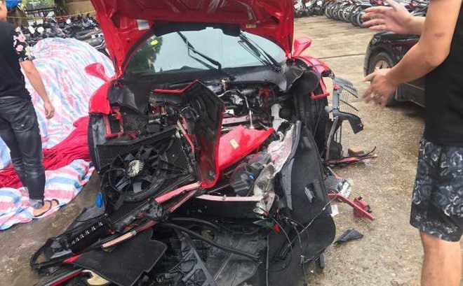 Toàn bộ phần đầu chiếc Ferrari của Tuấn Hưng đã bị vỡ nát.