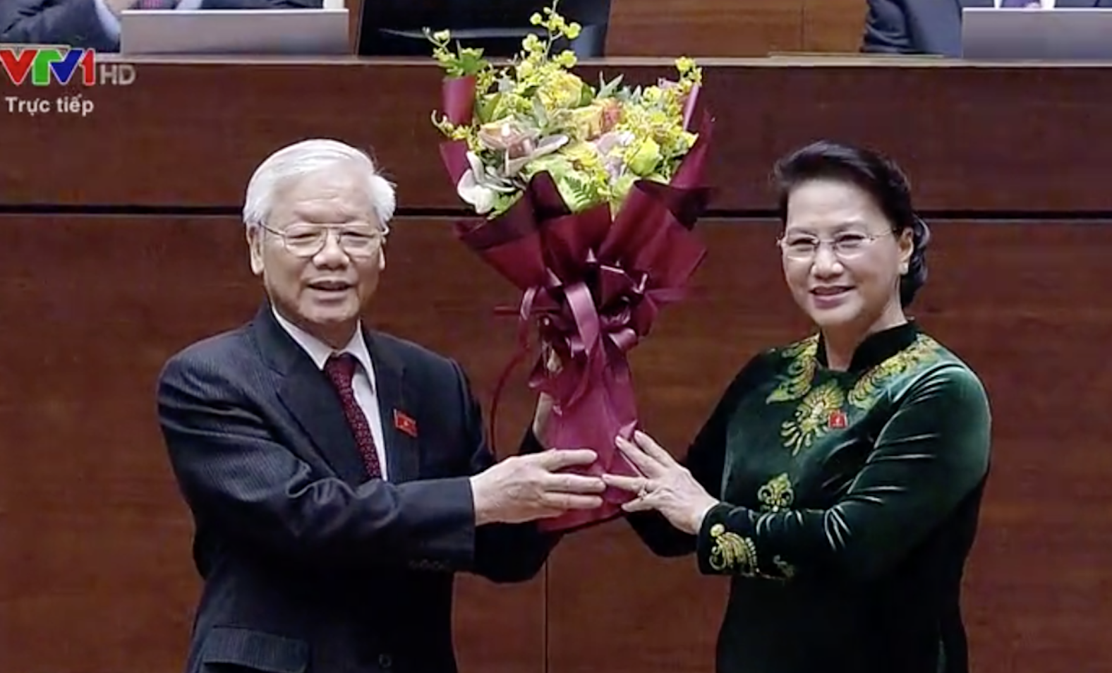 Chủ tịch Quốc hội Nguyễn Thị Kim Ngân chức mừng Chủ tịch Nước Nguyễn Phú Trọng.