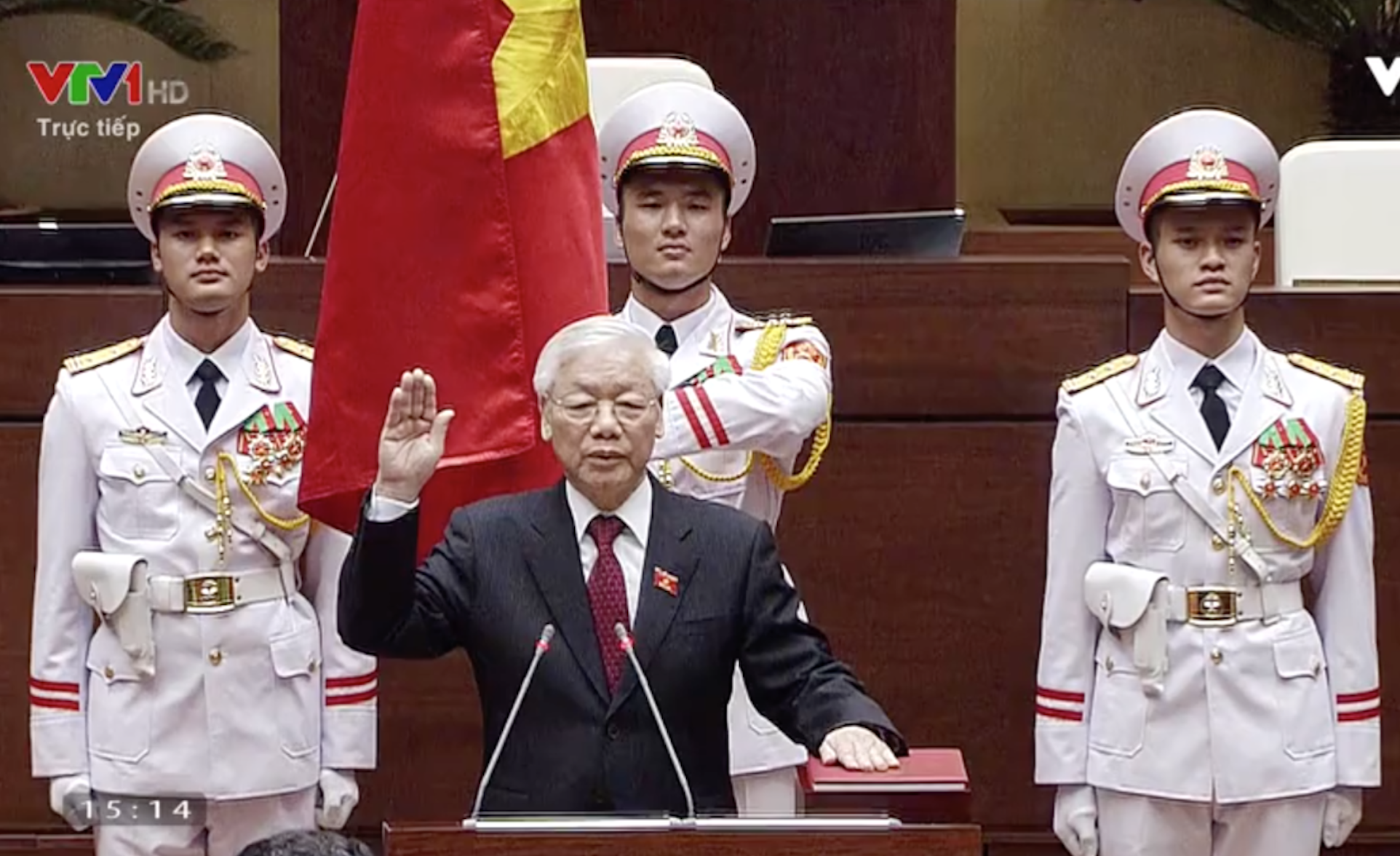 Tổng Bí thư Nguyễn Phú Trọng, Chủ tịch Nước CHXHCN Việt Nam nhiệm kỳ 2016-2021 thực hiện nghi thức tuyên thệ nhậm chức trước Quốc hội, đồng bào và cử tri cả nước.
