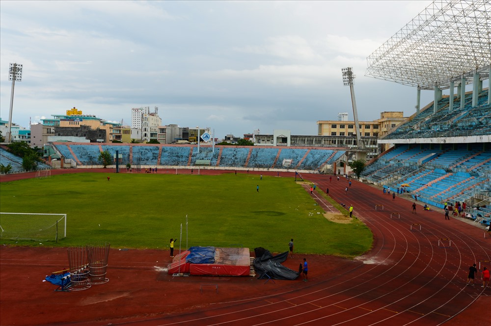 Sân vận động Chi Lăng nằm giữa trung tâm thành phố Đà Nẵng, trên 4 mặt tiền đường Ngô Gia Tự - Hùng Vương- Chi Lăng và Lê Duẩn với diện tích 6 ha.