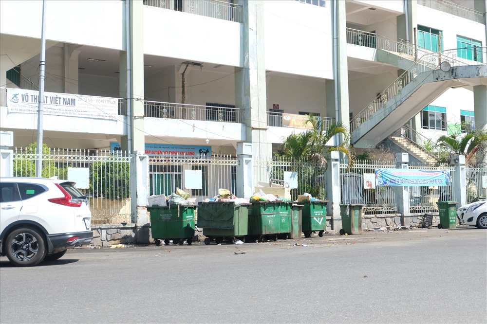 Phía cổng đường Chi Lăng thậm chí còn được làm nơi tập kết rác thải.