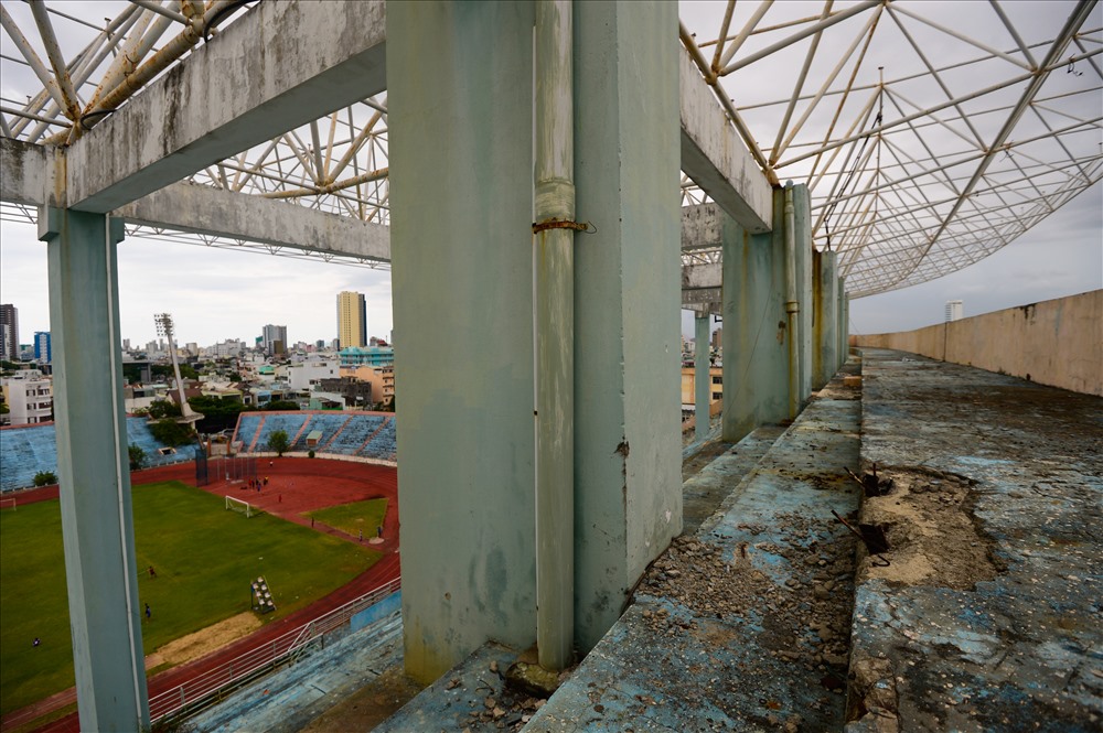 Các hạng mục trên sân vận động Chi Lăng đã bị xuống cấp trầm trọng.
