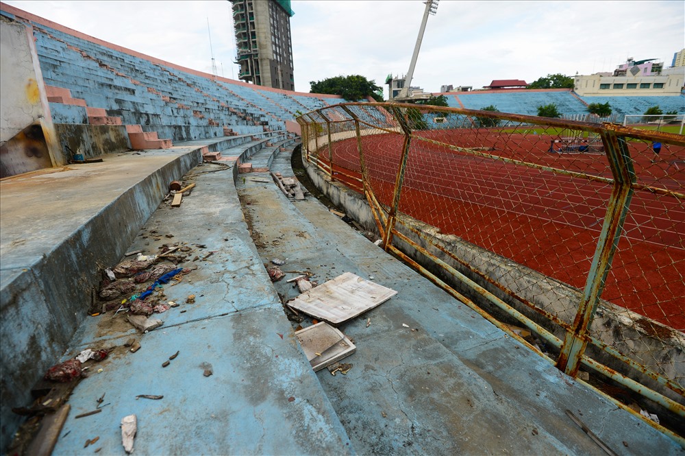 Các bậc thang cấp nơi các cỗ động viên cổ vũ bóng đá bị bị ẩm mốc. Còn lan can ngăn cách các khu vực của khán đài sân vận động đã rỉ sét.