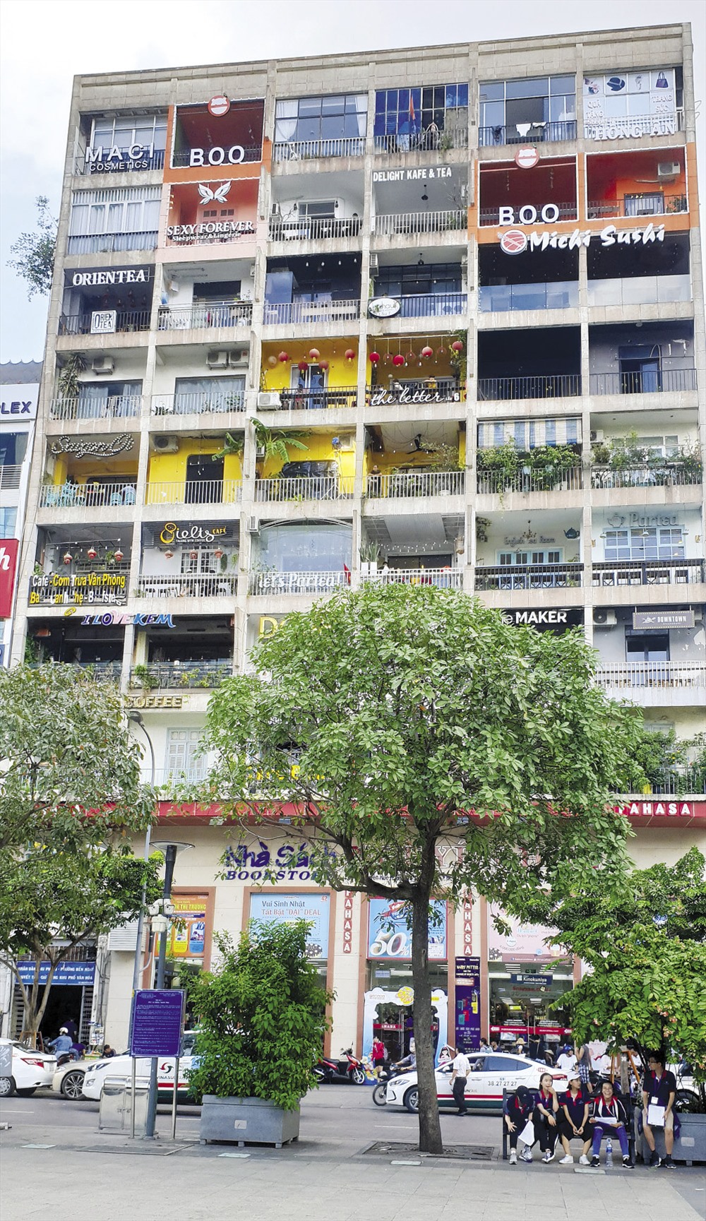 Tòa chung cư cũ được làm mới khá lạ lẫm và “nổi bần bật” ở số 42, phố đi bộ Nguyễn Huệ. Ảnh: Trần Nam Luân