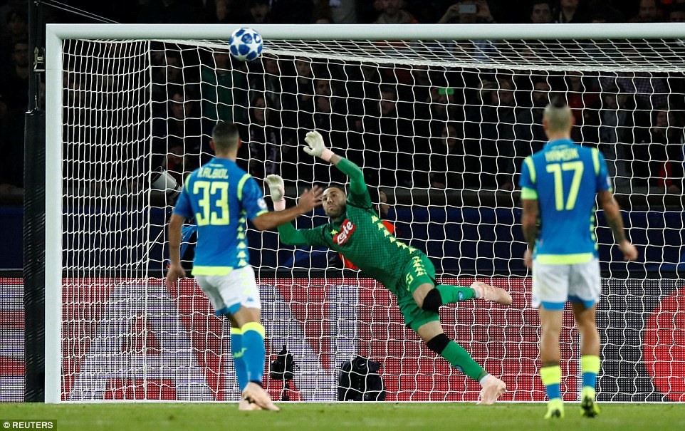 Ospina (áo xanh lá cây) dù bay người hết cỡ cũng không thể cản phá bàn thắng muộn của Di Maria. Ảnh: Reuters.