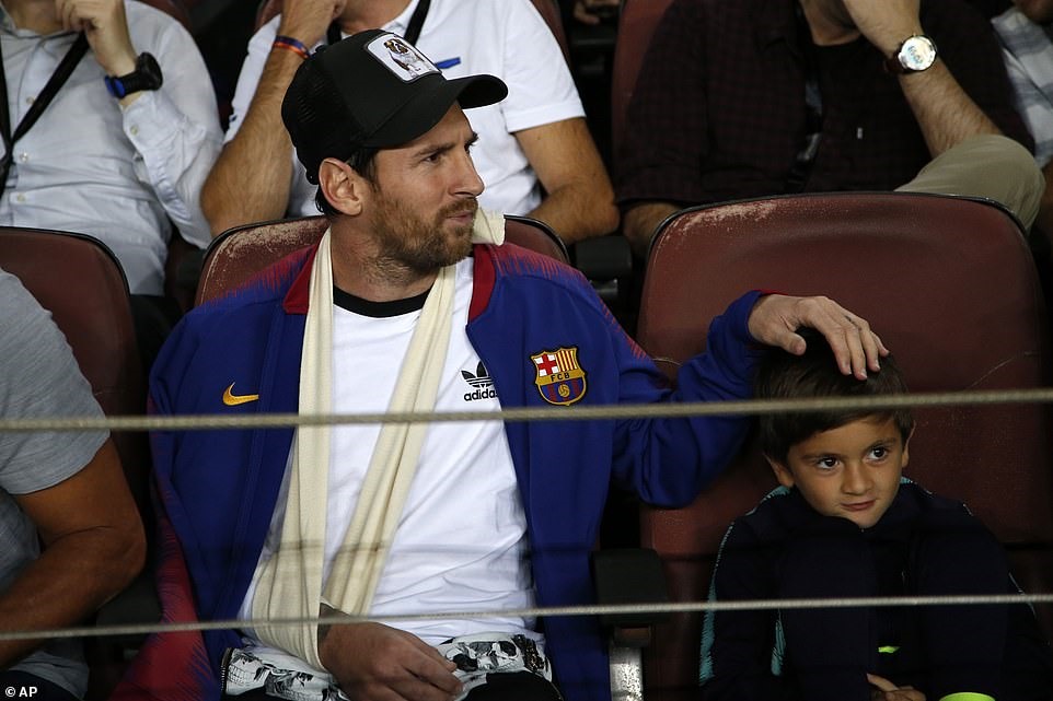 Messi chăm chú theo dõi trên khán đài. Ảnh: AP.