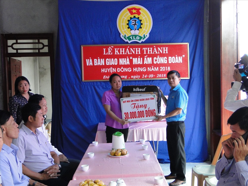 Đồng chí Trần Văn Toản - Phó Chủ tịch LĐLĐ tỉnh Thái Bình - trao kinh phí hỗ trợ cho đoàn viên Phạm Thị Mai.