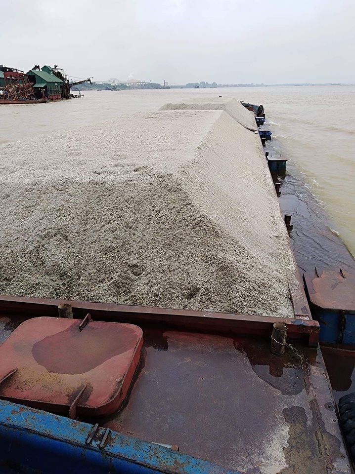  Trong khi đó, hầu như năm nào trên tuyến sông Hồng cũng xảy ra những va chạm giữa các tàu vận tải. Cuối năm 2017, một tàu chở cát đi từ địa phận Vĩnh Phúc tới Hà Nội va chạm với một tàu chở than rồi bị lật.
