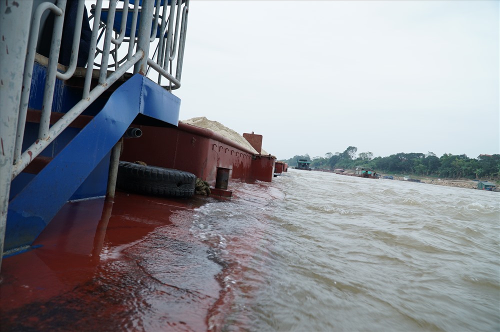 Chở quá tải khiến cho nước ngập hết mạn, nước thậm chí tràn cả lên boong tàu.