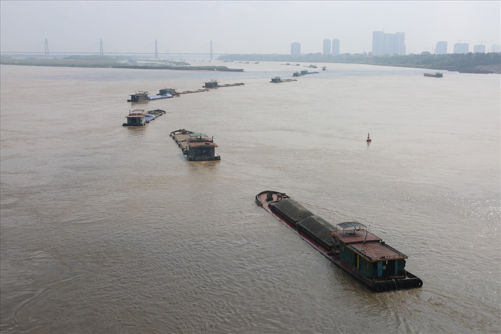 Mỗi ngày, đoạn đường thủy trên sông Hồng, đoạn qua Hà Nội có từ 400 – 500 phương tiện di chuyển, tải trọng trên dưới 500 tấn nhưng gần như toàn bộ đều chở quá tải. Vạch kẻ an toàn trên thân tàu cũng chìm sâu dưới nước.