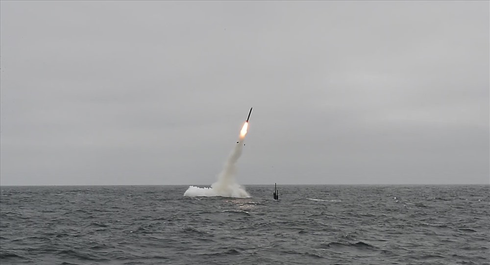 Tàu ngầm USS Annapolis bắn tên lửa Tomahawk tại khu vực gần Syria.
