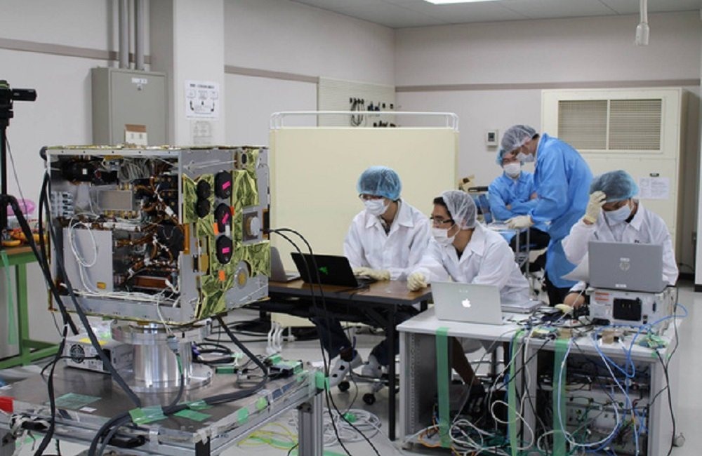 Các kỹ sư Việt Nam tham gia chế tạo vệ tinh MicroDragon tại Nhật Bản. Ảnh: VNSC
