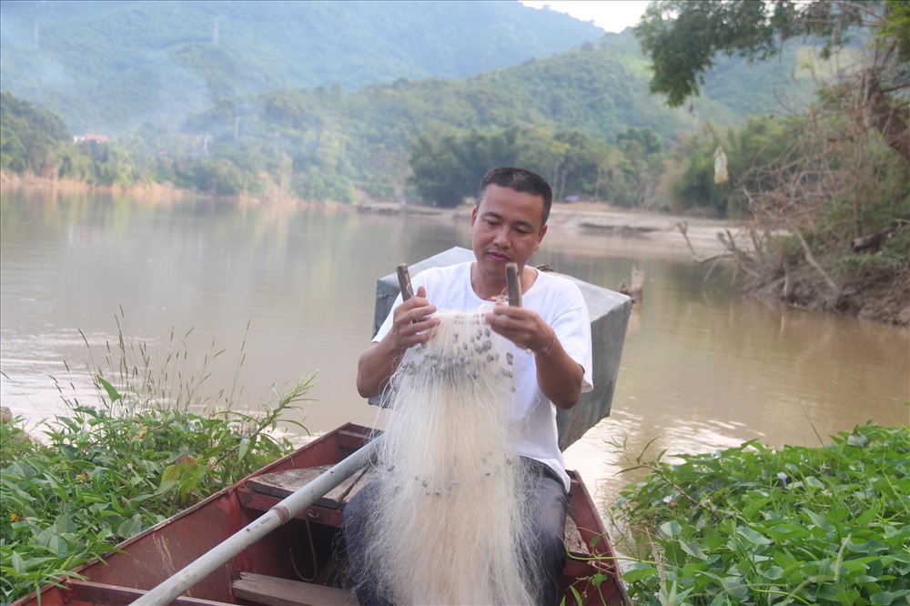Thuyền máy là phương tiện mà anh Toàn dùng để đánh bắt cá trên thượng nguồn Sông Lam