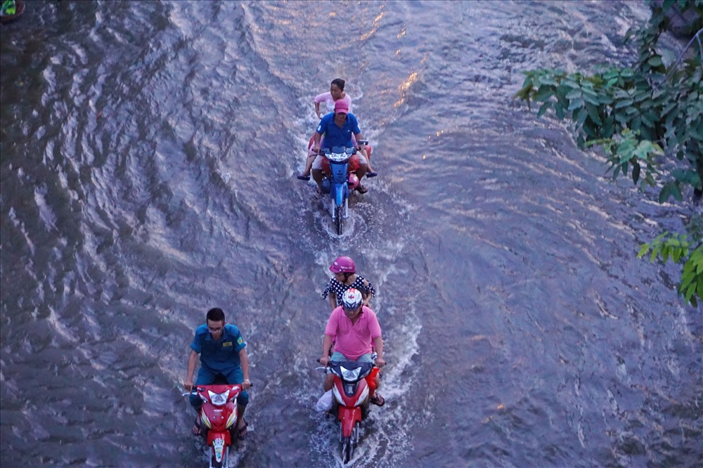 Nước ngập đường Trần Xuân Soạn khiến giao thông đi lại khó khăn.