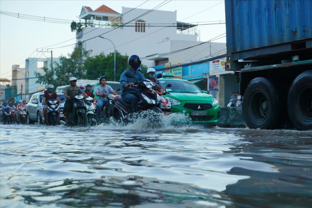 Nhiều năm nay, đường Huỳnh Tấn Phát trở thành “con đường đau khổ” vì thường xuyên ngập nặng mỗi khi mưa hoặc triều cường.