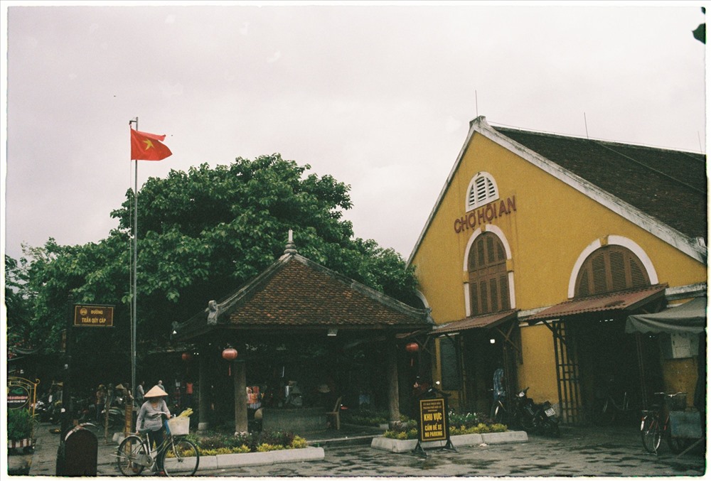Chợ Hội An một buổi sớm mai được ghi lại bằng chiếc máy ảnh phim. Ảnh: Hạ Vĩ