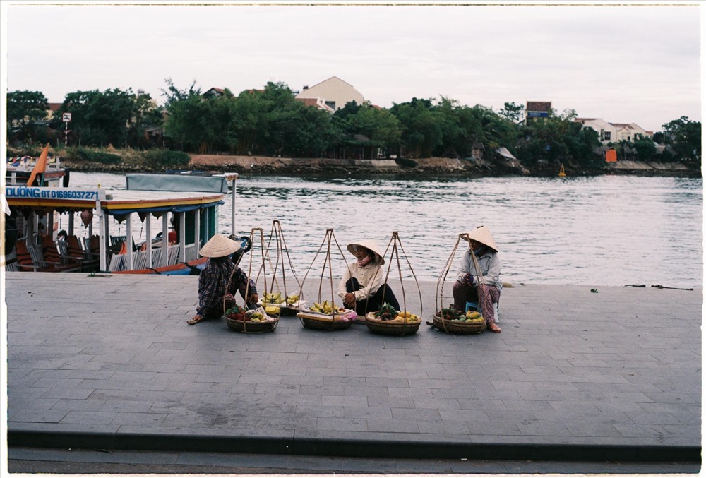 Những đôi quang gánh bình dị nơi phố cổ. Chơi máy phim còn giống như mang thai một đứa con. Là sự mong mỏi, háo hức chờ con mình ra đời. Là bạn sẽ không biết được hình dạng đứa con này ra sao cho đến khi phim được rửa. Ảnh: Hạ Vĩ