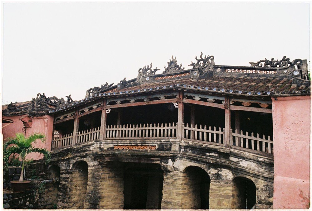 Chùa Cầu trầm mặc, an nhiên qua thước phim cổ kính. Ảnh: Hạ Vĩ