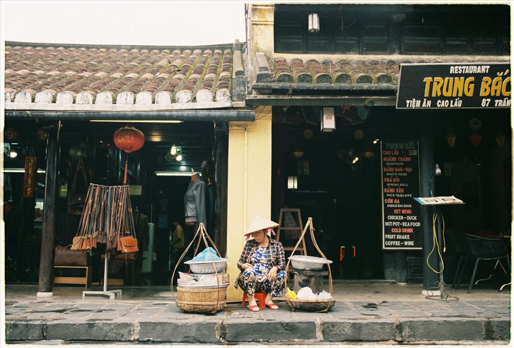 Những đôi quang gánh bình dị nơi phố cổ. Chơi máy phim còn giống như mang thai một đứa con. Là sự mong mỏi, háo hức chờ con mình ra đời. Là bạn sẽ không biết được hình dạng đứa con này ra sao cho đến khi phim được rửa. Ảnh: Hạ Vĩ