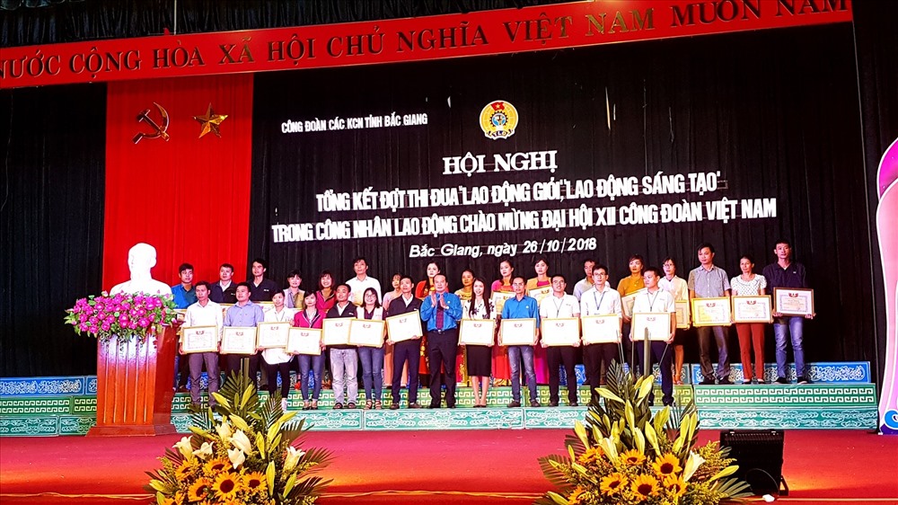 Phó Chủ tịch Thường trực LĐLĐ tỉnh Ngô Biên Cương trao Bằng khen cho đoàn viên, CNLĐ tiêu biểu. 