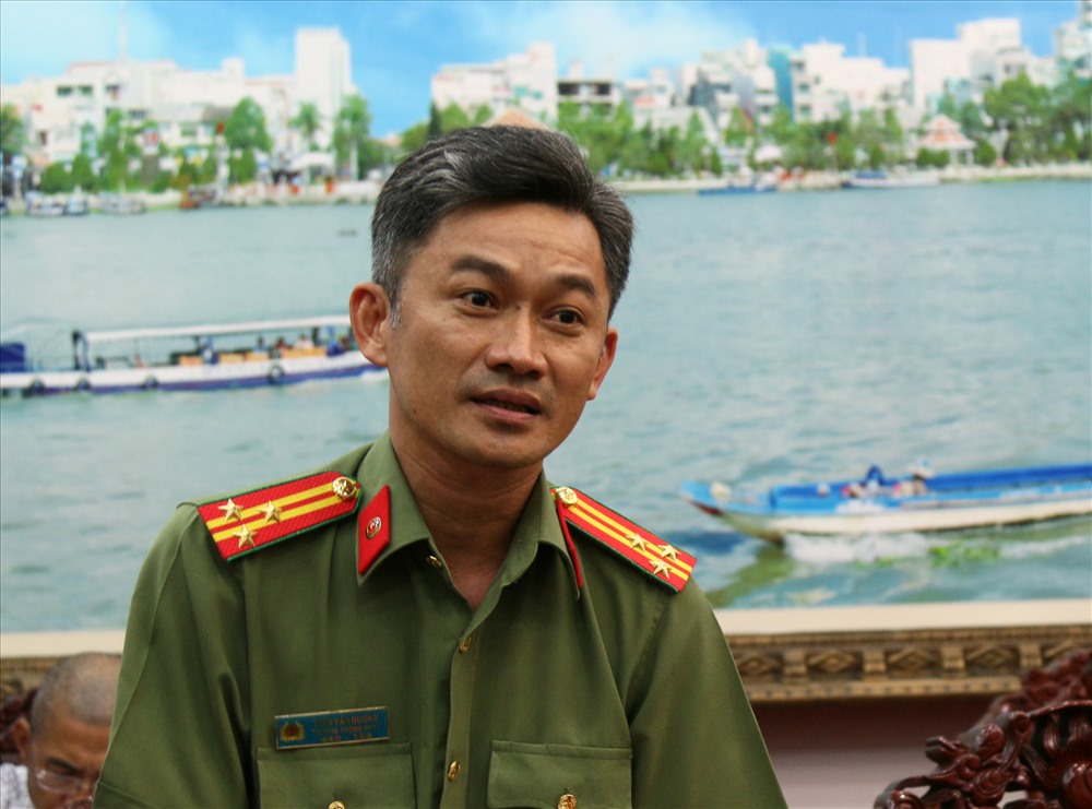 Thượng tá Trần Văn Dương – Trưởng Phòng Tham mưu – người phát ngôn công an TP.Cần Thơ trả lời báo chí vào ngày 24.10 (ảnh: B.T)