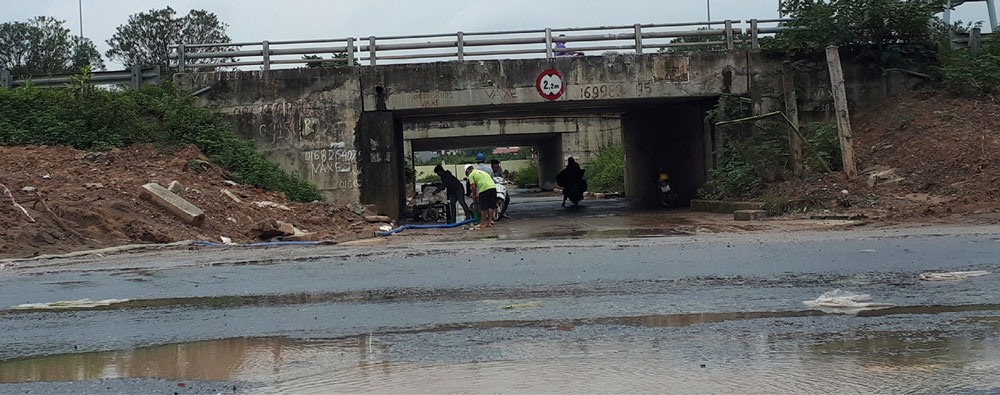 Mặt đường đô thị dọc Đại lộ Thăng Long cũng bị ngập nước chỉ sau trận mưa nhỏ.  Ảnh: Trần Vương