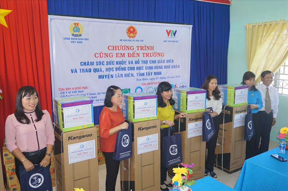 Lãnh đạo Công đoàn Giáo dục Việt Nam và các đơn vị phối hợp trao tặng quà, học bổng, máy nước nóng
