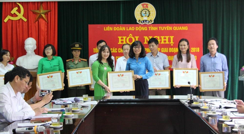 Chủ tịch LĐLĐ tỉnh Tuyên Quang Nguyễn Thị Thu Thuỷ (hàng đầu bên phải) tặng bằng khen cho các tập thể, cá nhân.
