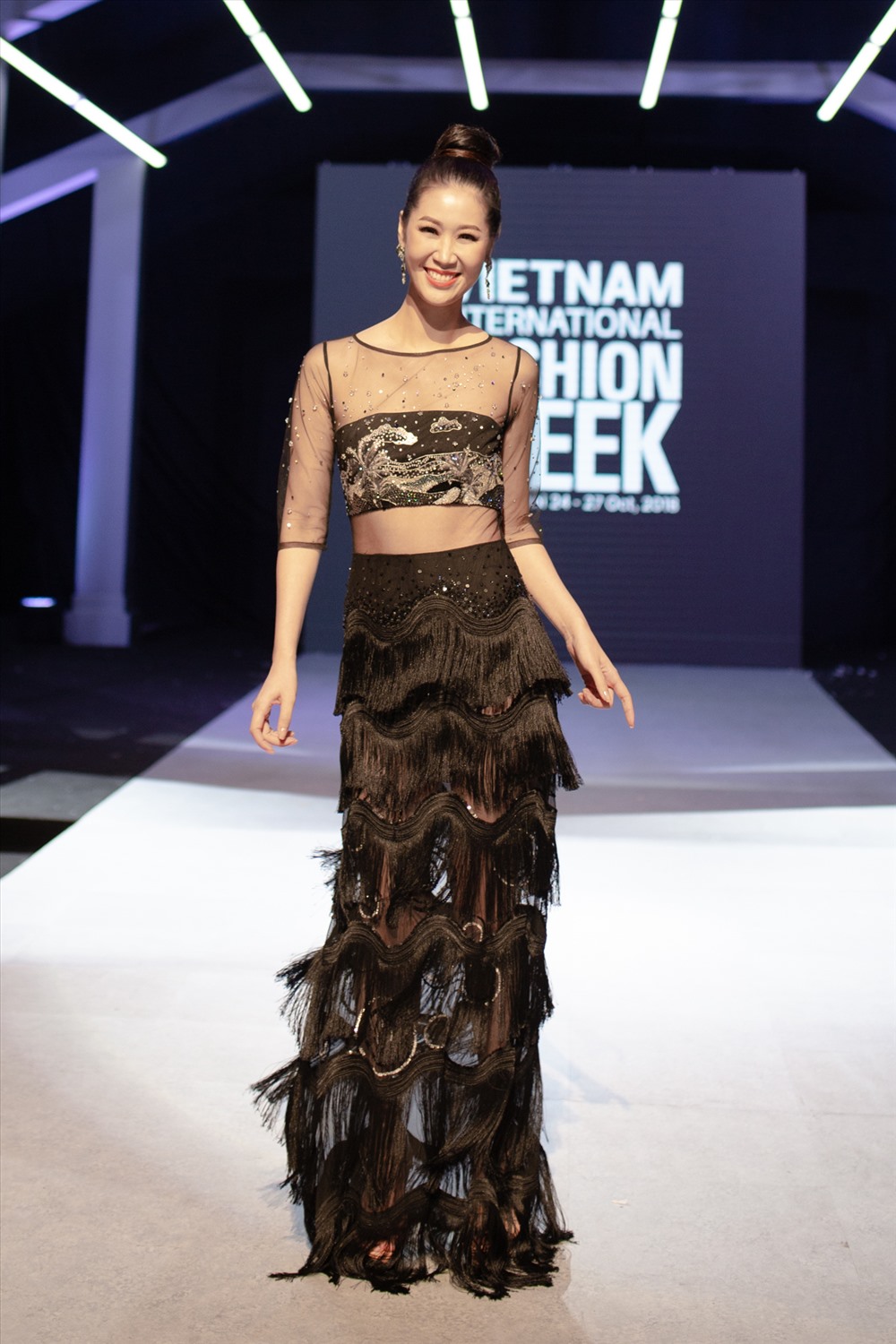 Hoa hậu Dương Thuỳ Linh mặc váy xuyên thấu, khoe 3 vòng gợi cảm
