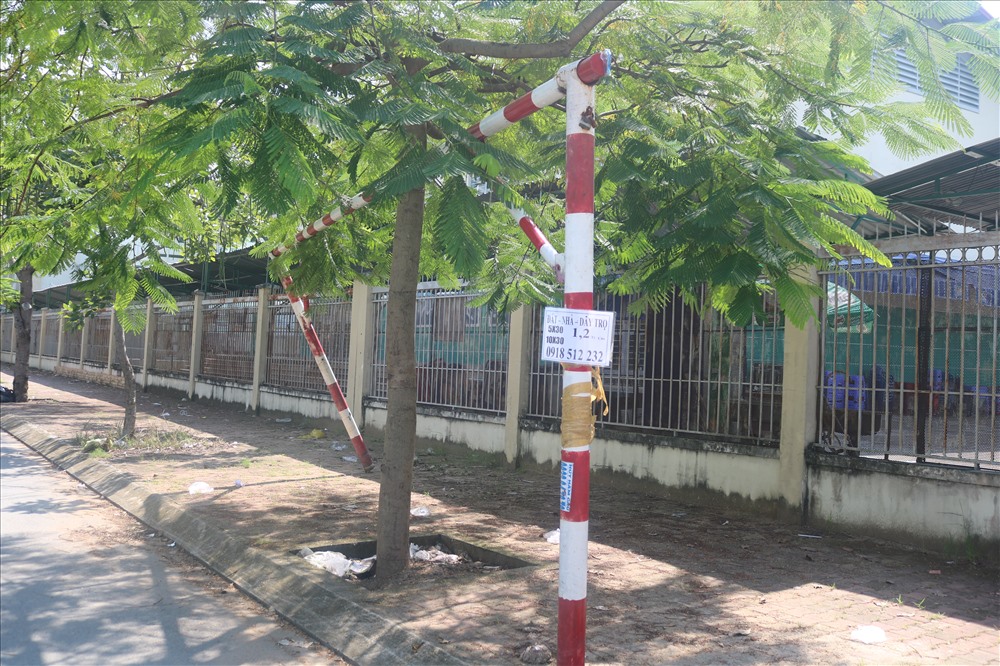 Một thanh bare vừa được các đối tượng thi công công trình cắt và đẩy sang 1 bên.