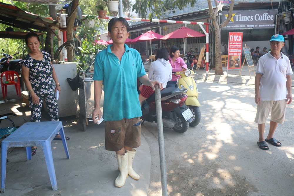 Hung khí của các đối tượng “giang hồ” dùng để dọa dân nhằm mở đường cho xe công trình đi vào.