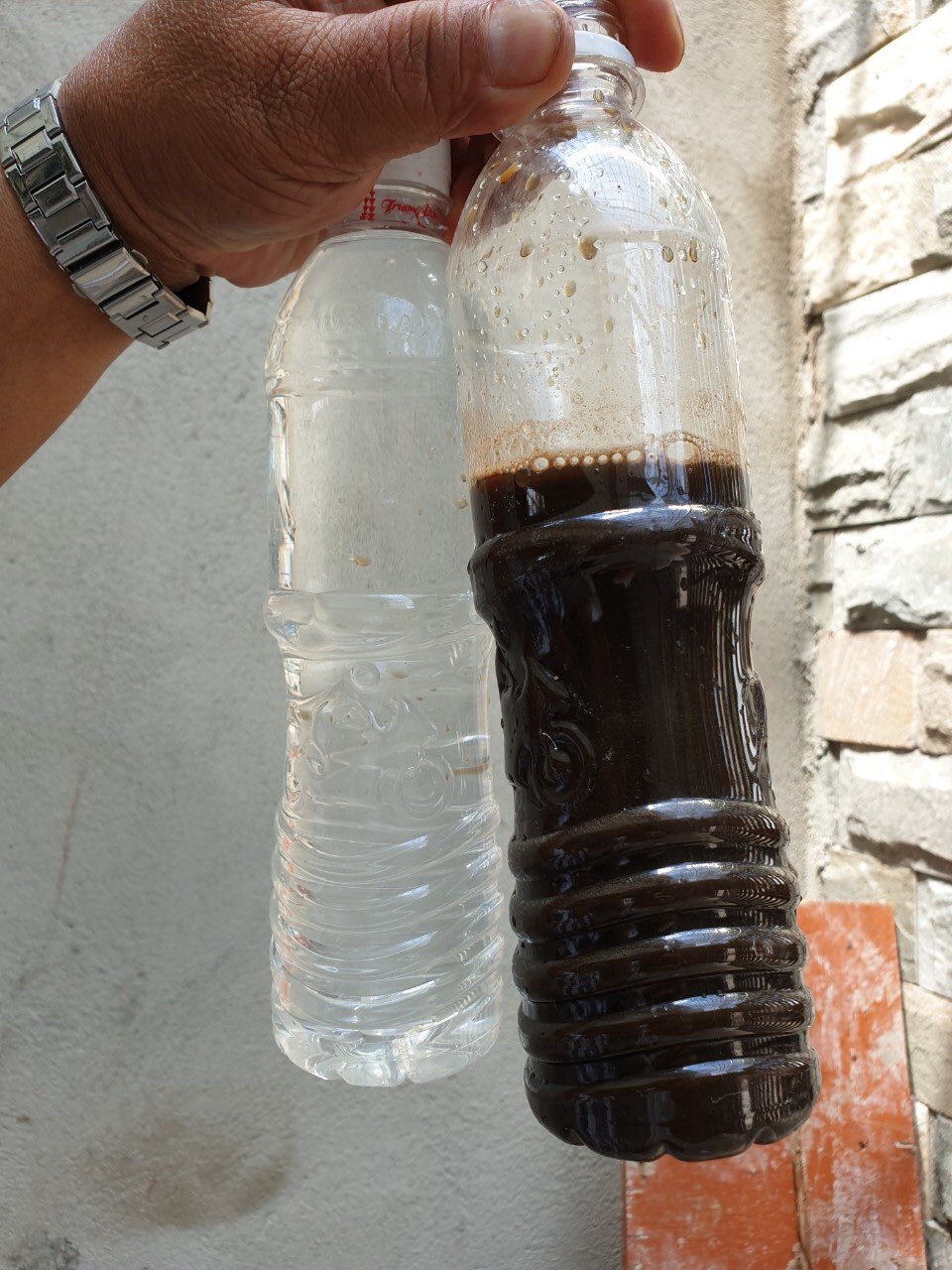 Bên phải là chai nước thải tại KCN Sóng Thần 2 chưa được xử lý. Và, chai bên trái là nước thải đã qua xử lý, đạt tiêu chuẩn 02 của Bộ Y tế, thành nước sinh hoạt có thể tái sử dụng. Ảnh: H.H