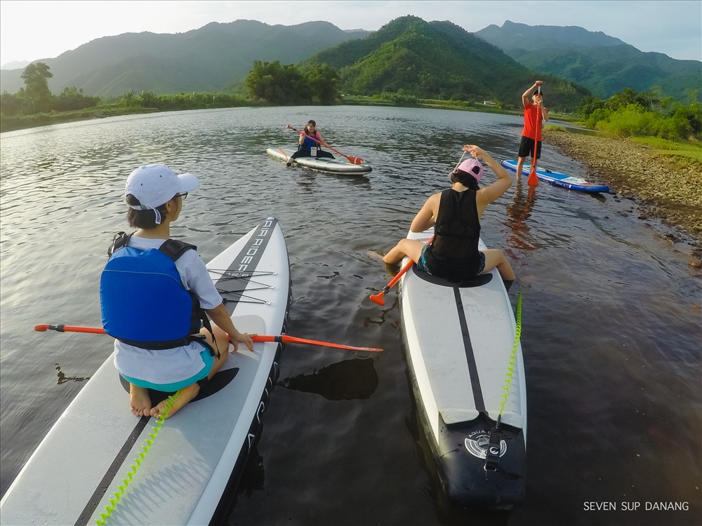 SUP là từ viết tắt của Stand Up Paddle Boarding hay còn gọi là chèo ván đứng.