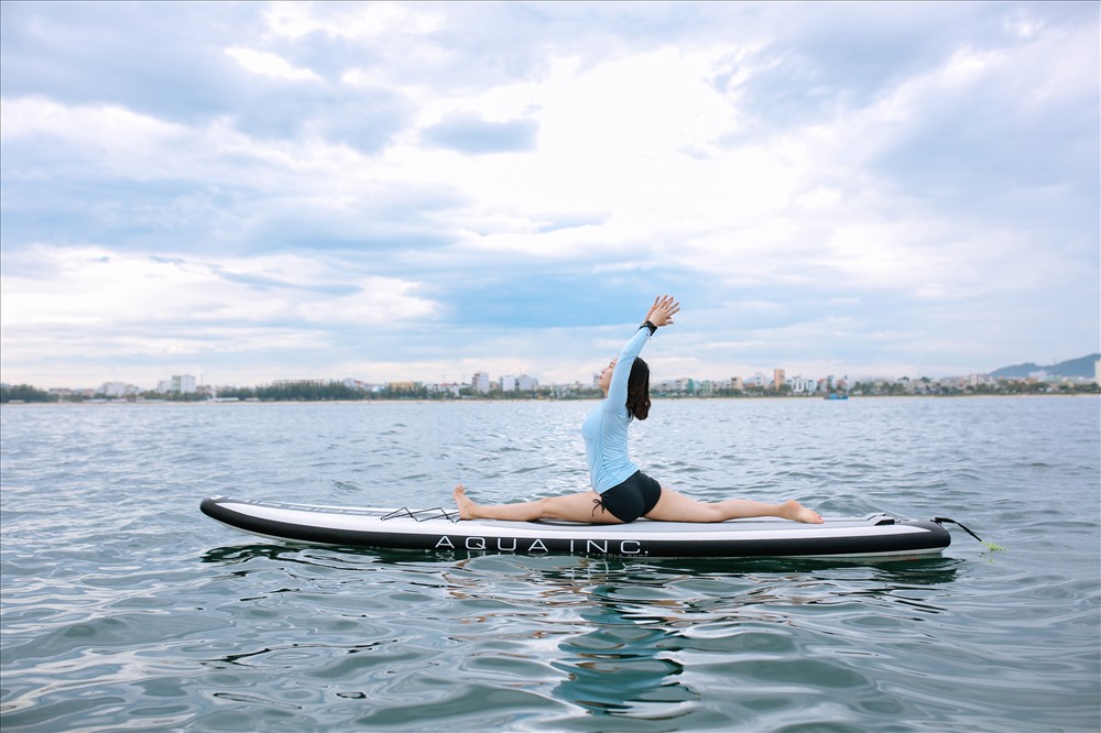 Bên cạnh đó, tập yoga trên SUP cũng là một điều thú vị.