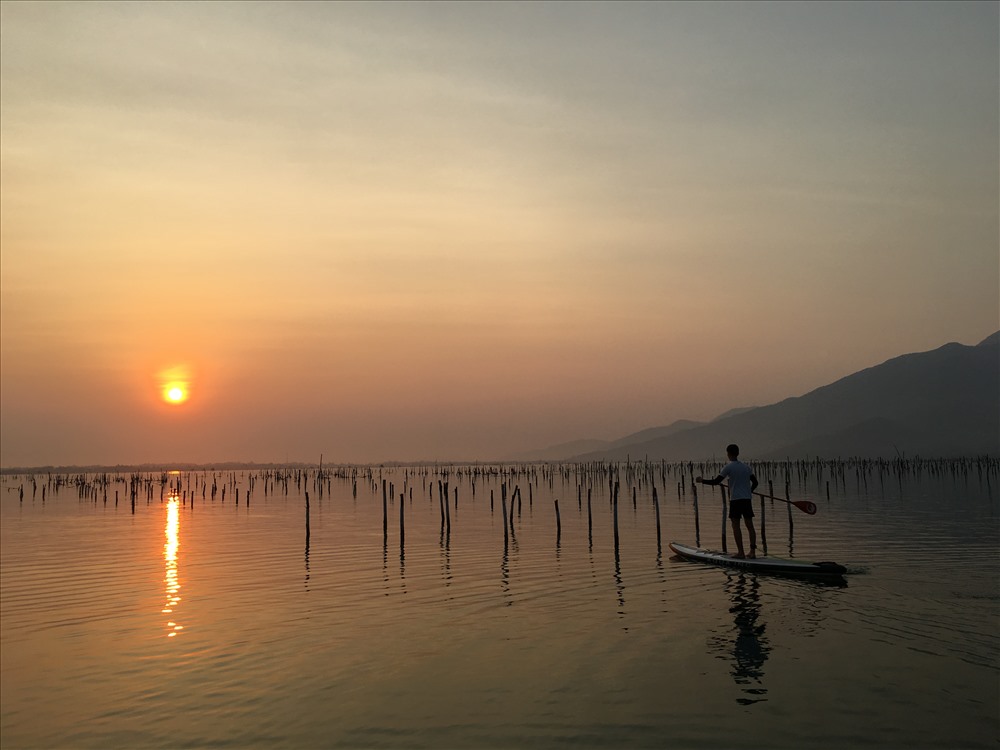 Chèo SUP trong hoàng hôn.