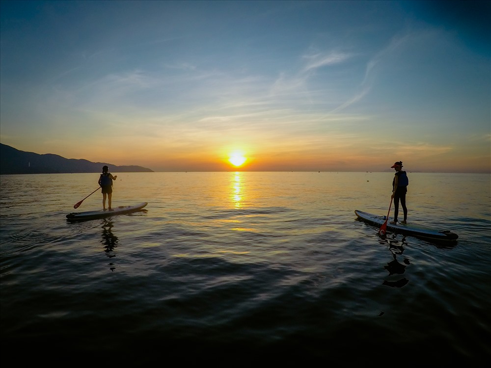 Chèo SUP trong hoàng hôn.