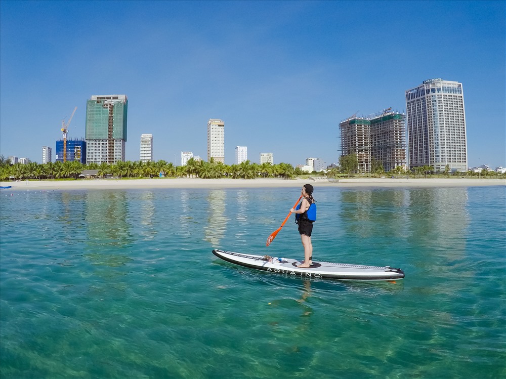 Anh Lực cho rằng, bản thân anh thấy chèo SUP mang đến sự giải trí tuyệt vời sau những giờ làm việc căng thẳng.