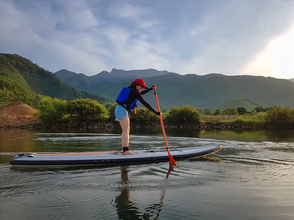 Việc giữ thăng bằng trên SUP là khá khó khi thực hiện tư thế chèo đứng.