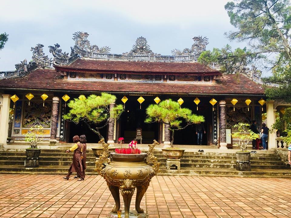 Chính điện của chùa, nơi Thiền sư Thích Nhất Hạnh và các tăng ni, Phật tử lễ Phật. Ảnh: PĐ.