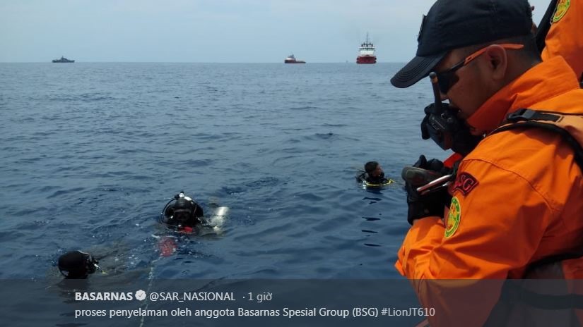 “Chúng tôi đã cử 130 quân nhân và 30 người khác từ các đơn vị khác, 3 tàu, 1 trực thăng và một số tàu thuyền” - người đứng đầu cơ quan tìm kiếm và cứu nạn quốc gia Indonesia Muhammad Syaugi nói. Ảnh: ST. 