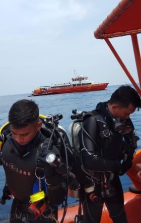 Lực lượng cứu hộ lặn xuống nước để vớt các mảnh vỡ của máy bay chở khách. Ảnh: ST. 