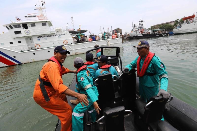 Hình ảnh được cơ quan quốc gia về tìm kiếm và cứu nạn Indonesia chia sẻ cho thấy lực lượng đang di chuyển các mảnh vỡ từ máy bay chở khách của Lion Air bị rơi ở vùng biển ngoài khơi Tanjung Karawang, Tây Java, Indonesia. Ảnh: EPA-EFE